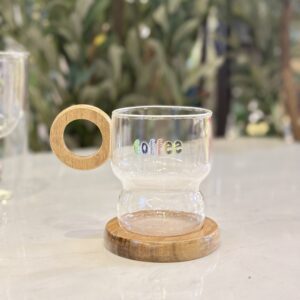 كوب مع يد وكوستر خشبية