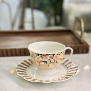 فنجان انجليزي مع صحن