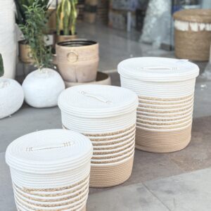 سلة غسيل مخطط ابيض وقش